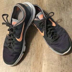 Nike tennis shoes size 7 1/2